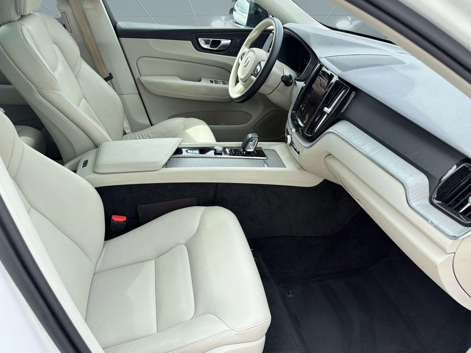 Used 2025 Volvo XC60 T8 Plus w/ Protection Package Premier image 30