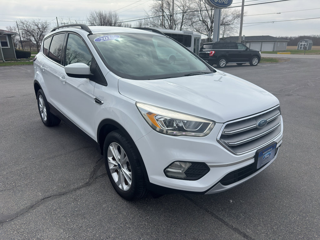 Used 2017 Ford Escape SE w/ Equipment Group 201A image 3