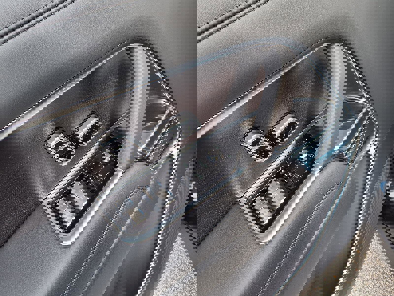 New 2026 Land Rover Range Rover Long Wheelbase SE image 11