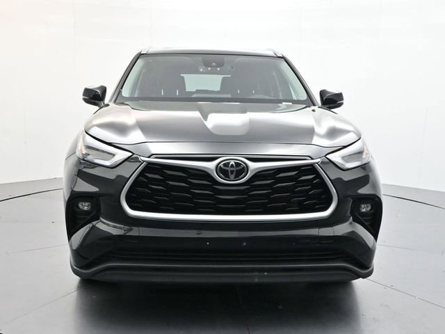 Used 2022 Toyota Highlander XLE image 2