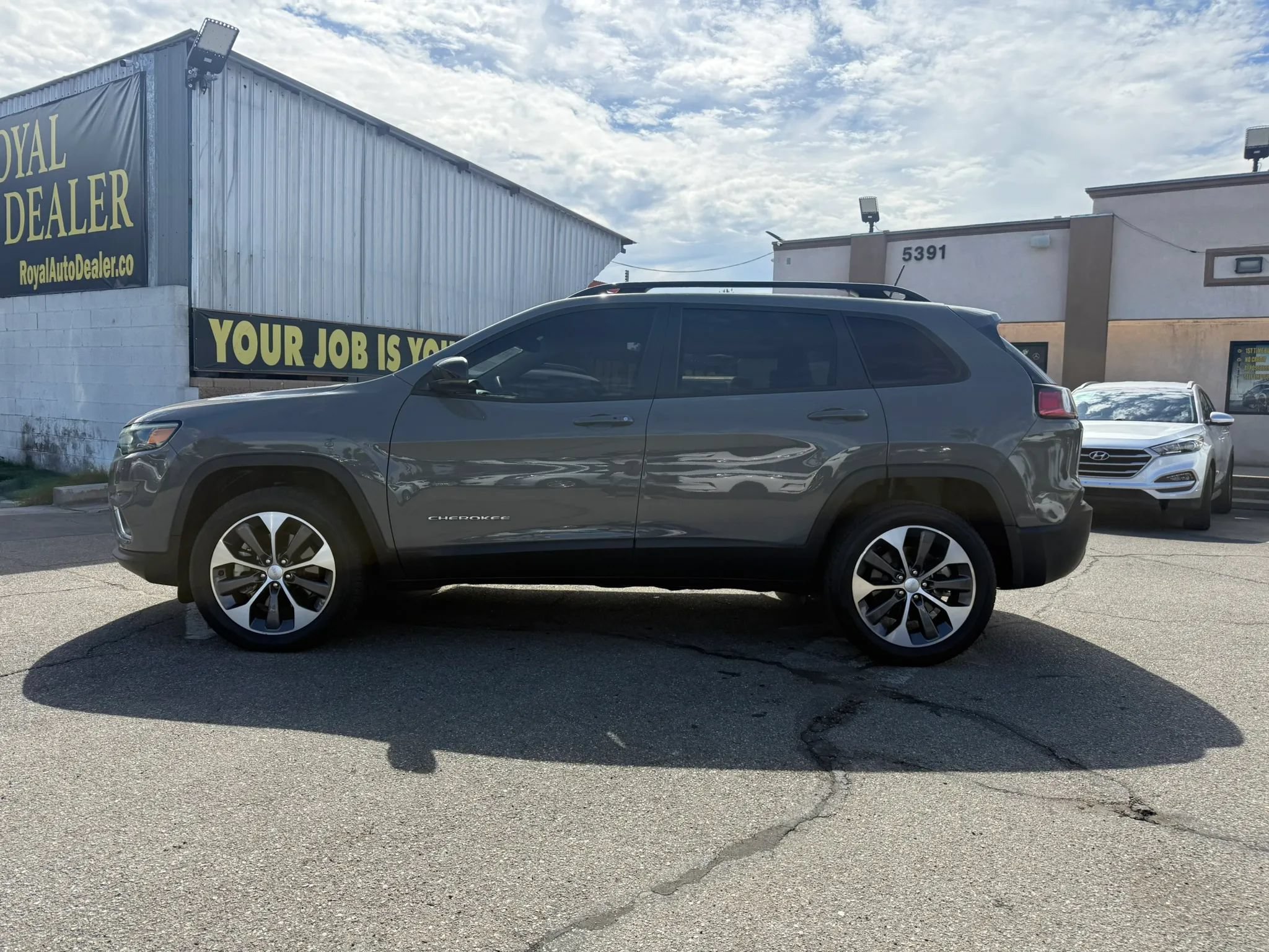Used 2022 Jeep Cherokee Limited w/ Elite Package AWD/4WD image 2