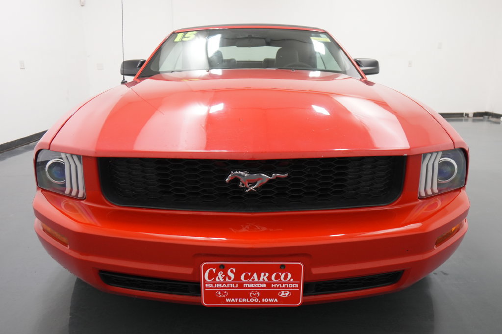 Used 2005 Ford Mustang Convertible RWD image 2