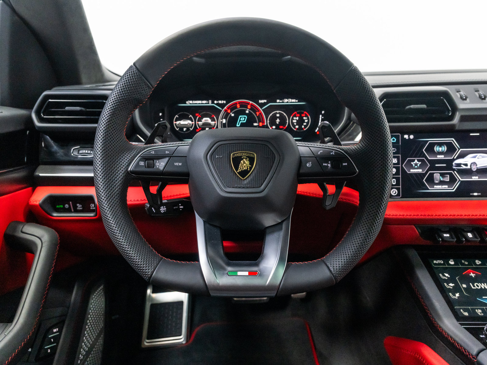 Used 2025 Lamborghini Urus SE AWD/4WD image 41