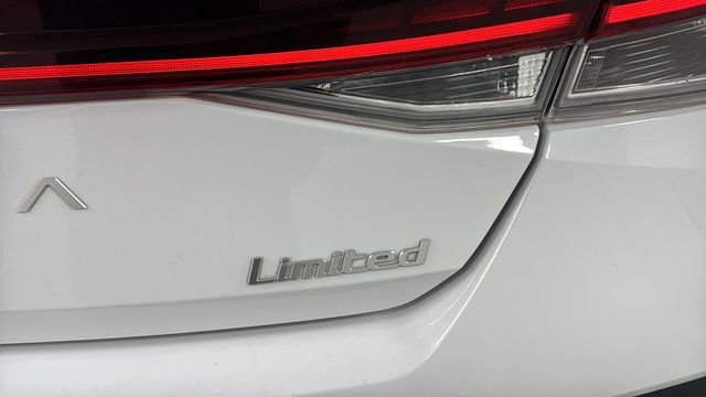 Used 2024 Hyundai Elantra Limited image 34