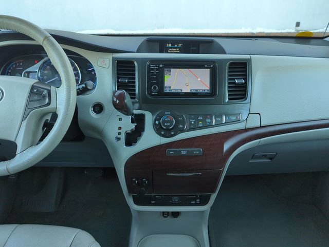 Used 2013 Toyota Sienna XLE w/ Entertainment Pkg image 21