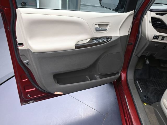 Used 2016 Toyota Sienna XLE image 15