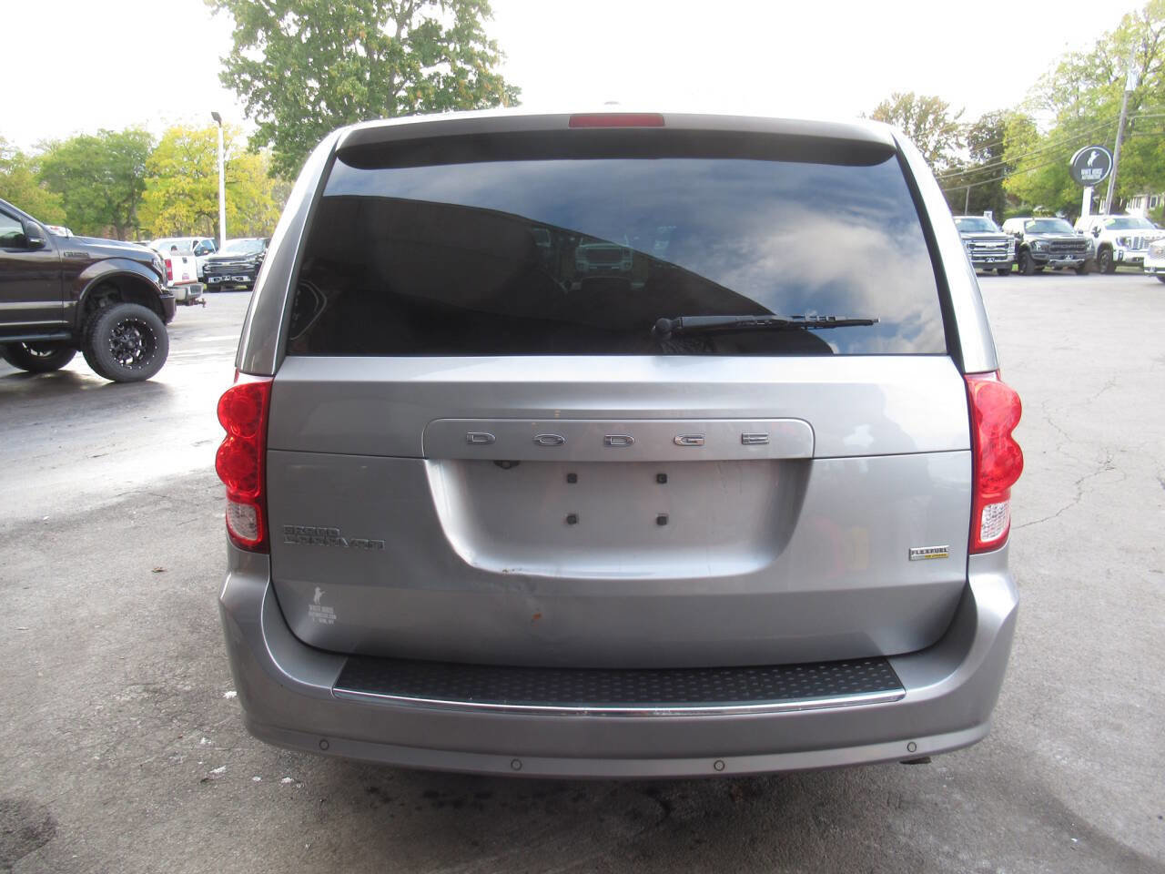 Used 2019 Dodge Grand Caravan SE w/ UConnect Hands-Free Group image 12