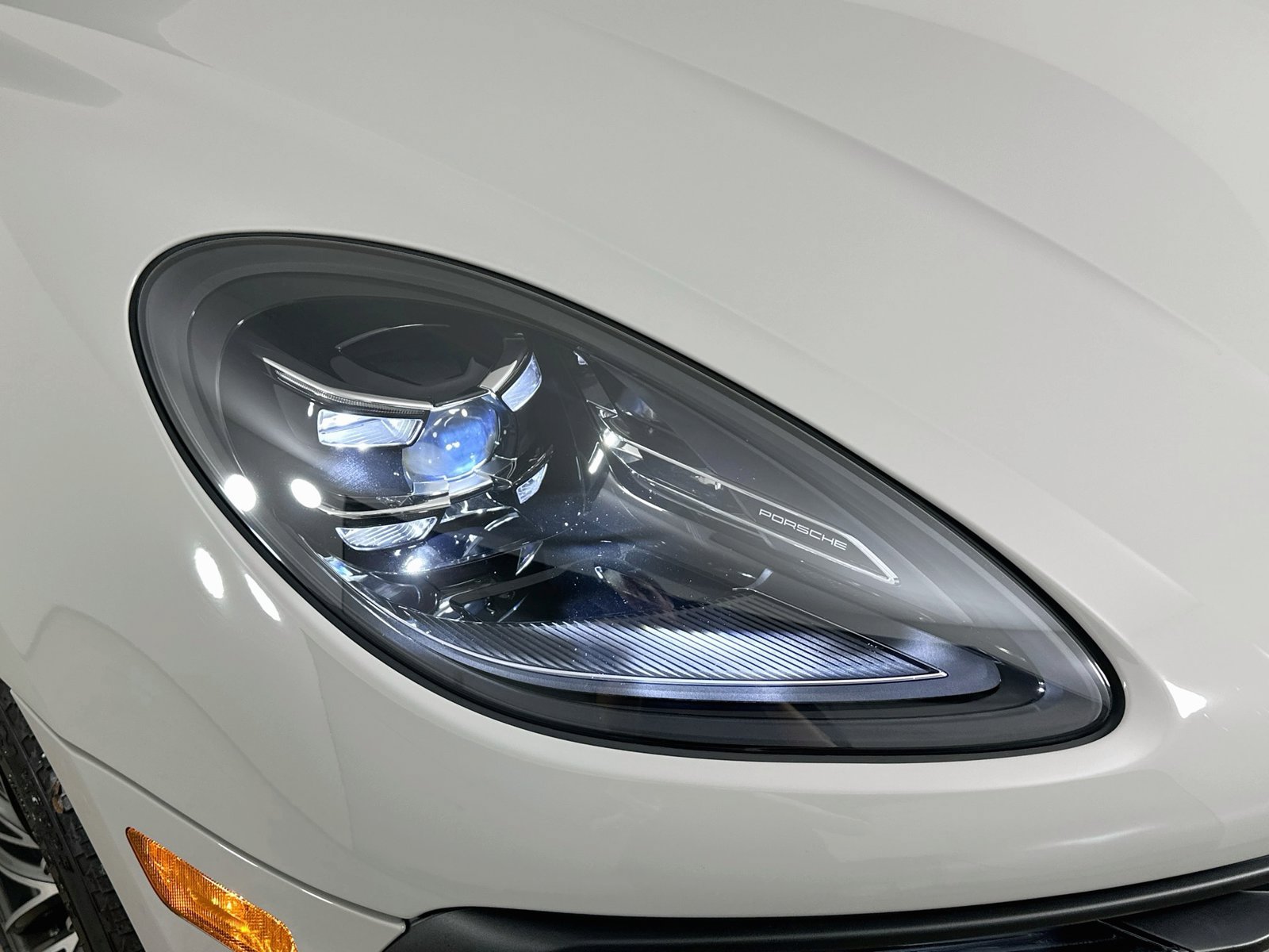 Used 2023 Porsche Macan AWD/4WD image 9