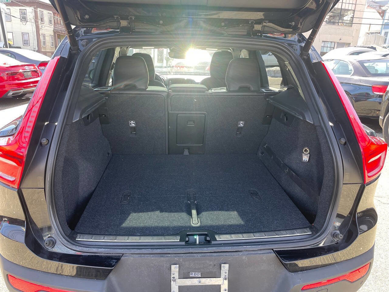 Used 2021 Volvo XC40 T5 R-Design image 9