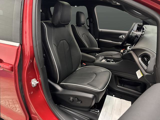 New 2026 Chrysler Pacifica Limited w/ Trailer Tow Group image 31