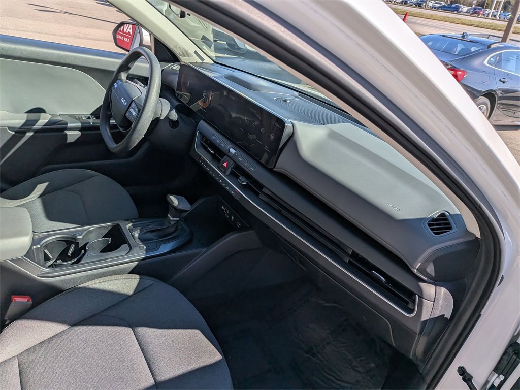 Used 2025 Kia K4 LXS image 28