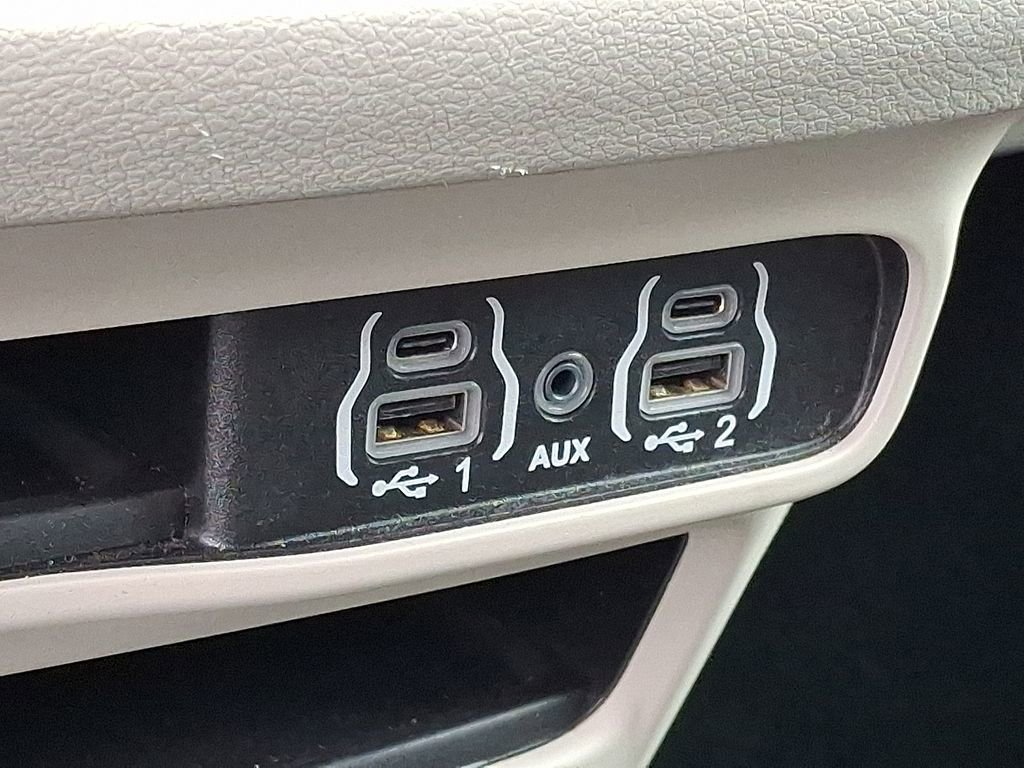 Used 2023 Chrysler Voyager LX image 25