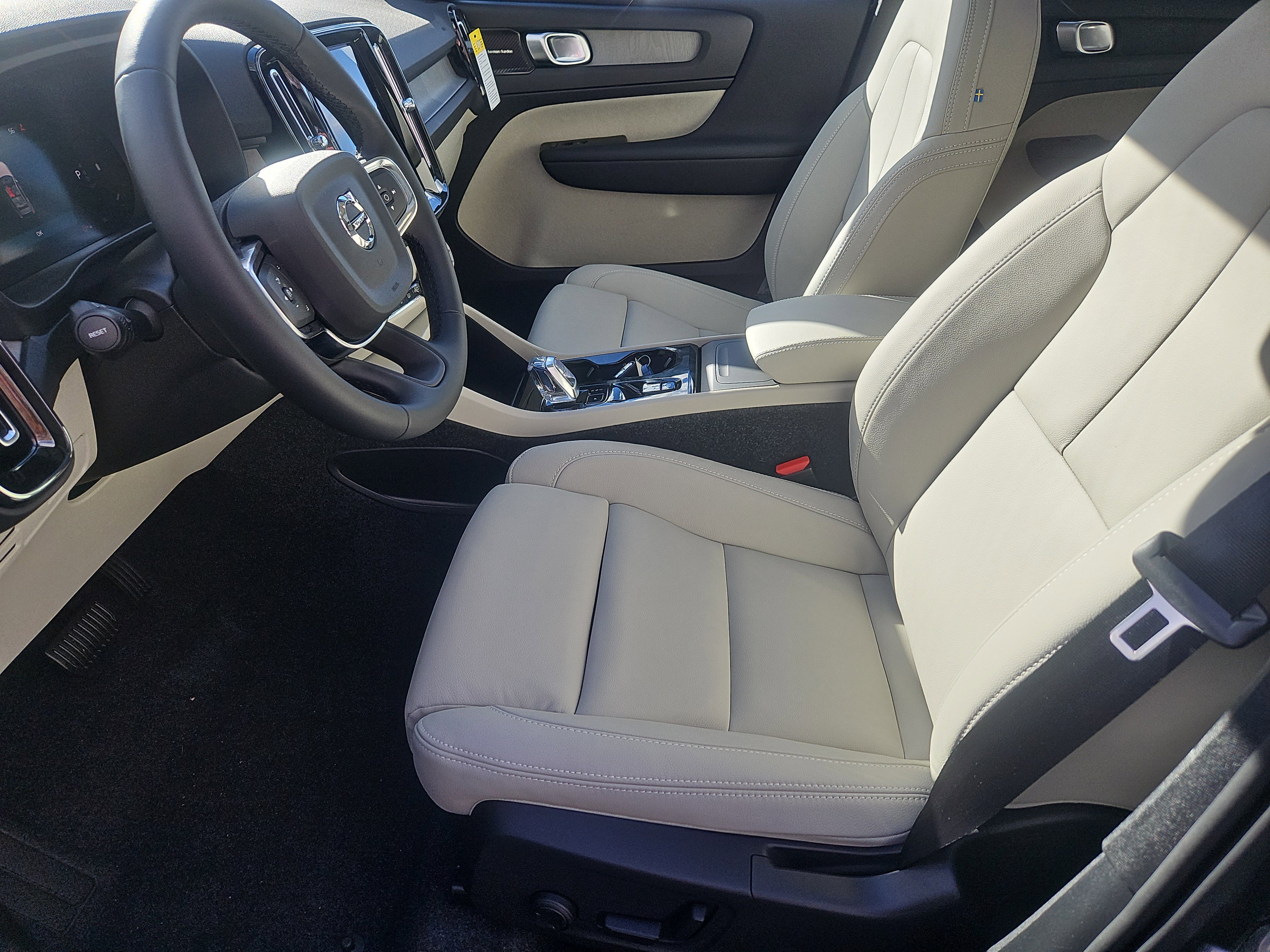 New 2026 Volvo XC40 B5 Ultra w/ Protection Package Premier image 21