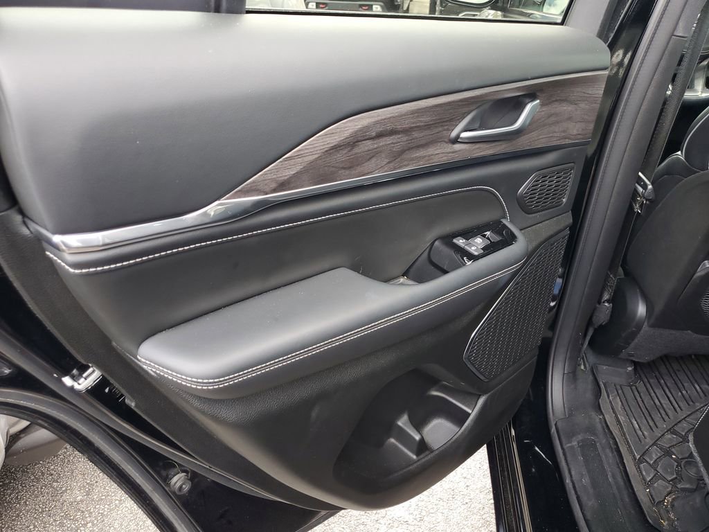 Used 2023 Jeep Grand Cherokee Overland AWD/4WD image 16