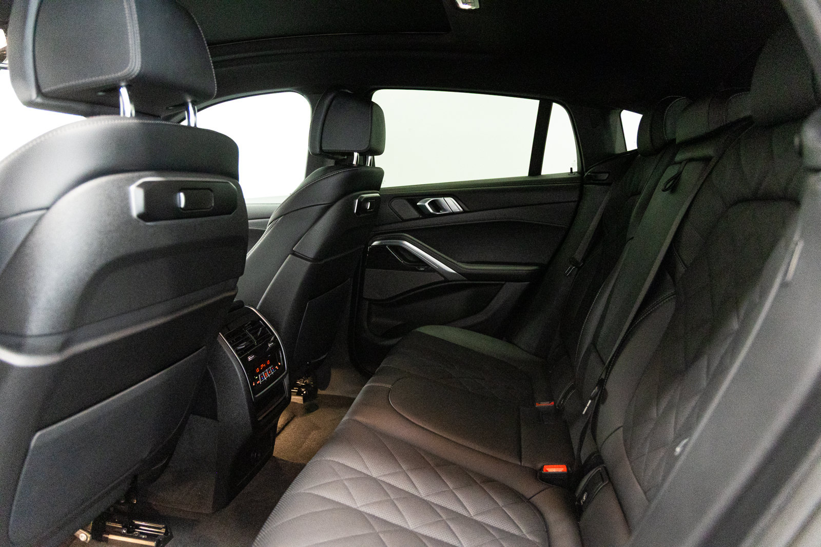 Used 2026 BMW X6 xDrive40i w/ Climate Comfort Package AWD/4WD image 36