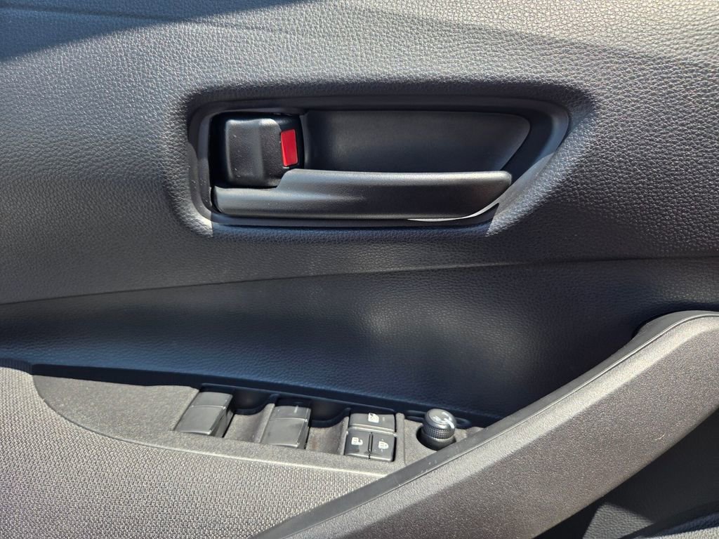 Used 2025 Toyota Corolla LE FWD image 28