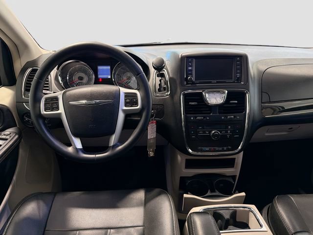 Used 2014 Chrysler Town & Country Touring FWD image 20