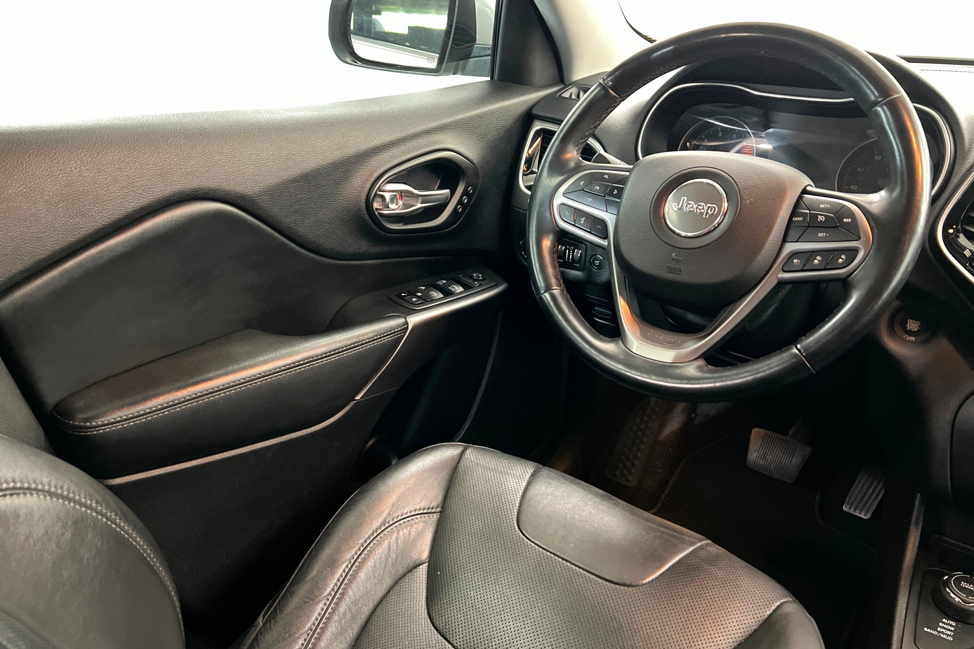 Used 2021 Jeep Cherokee Limited image 11