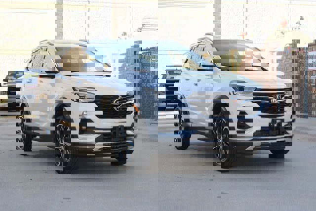 Used 2021 Buick Encore GX Essence image 2