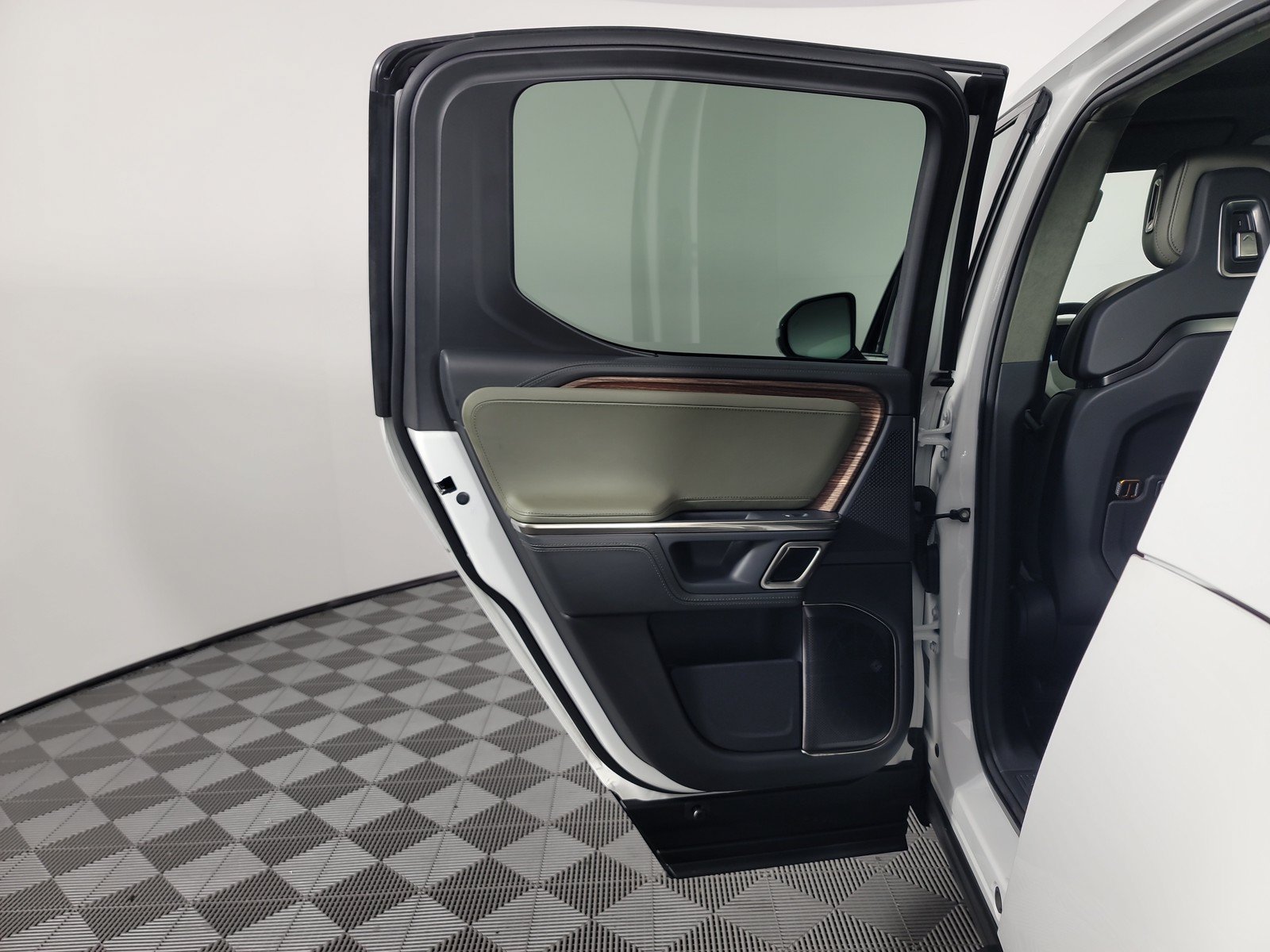Used 2024 Rivian R1T Adventure AWD/4WD image 17