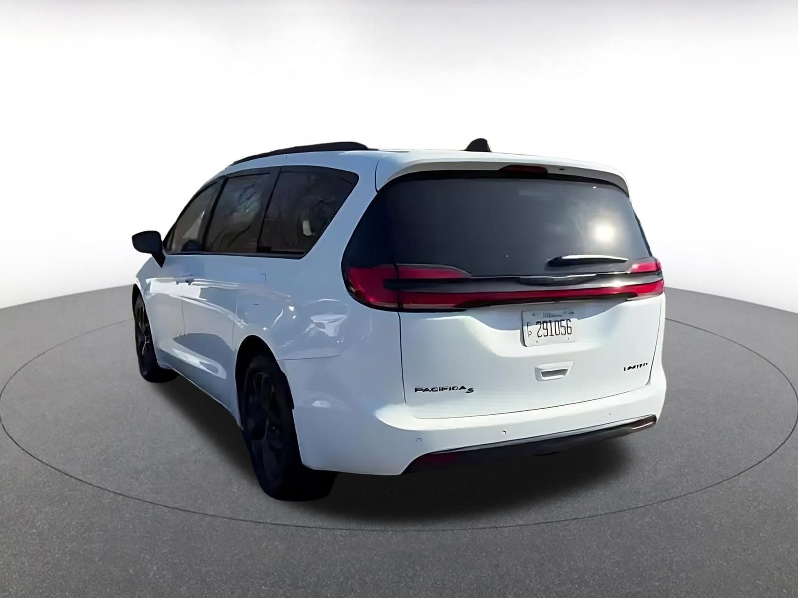 Used 2025 Chrysler Pacifica Limited image 11