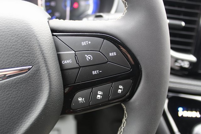 Used 2025 Chrysler Pacifica Limited image 16