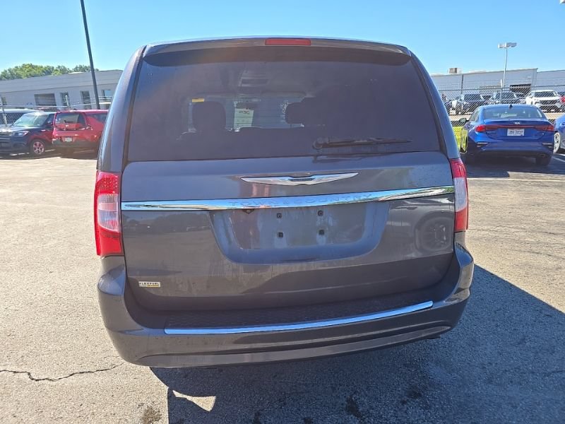 Used 2016 Chrysler Town & Country Touring FWD image 6
