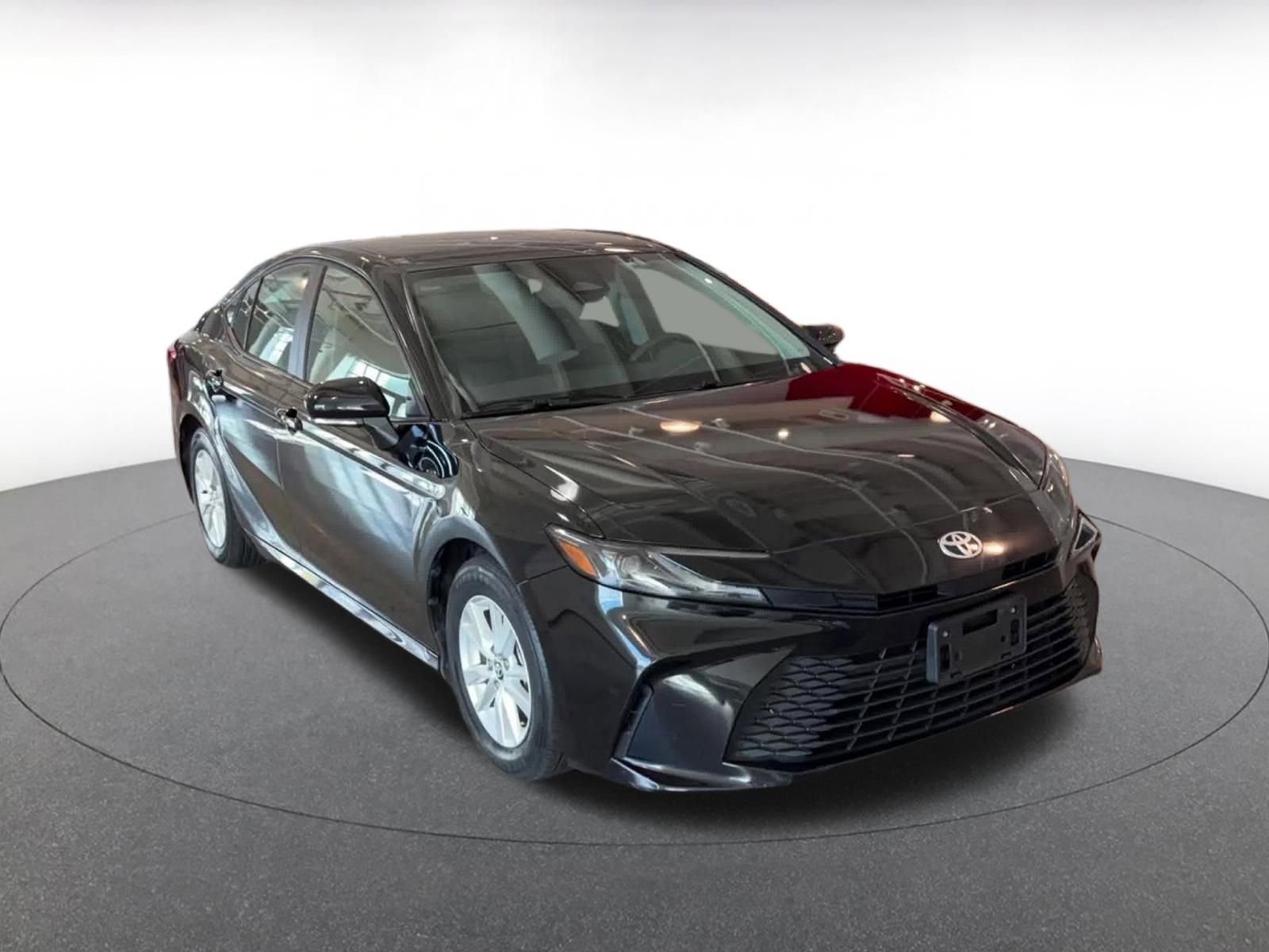 Used 2025 Toyota Camry LE image 3