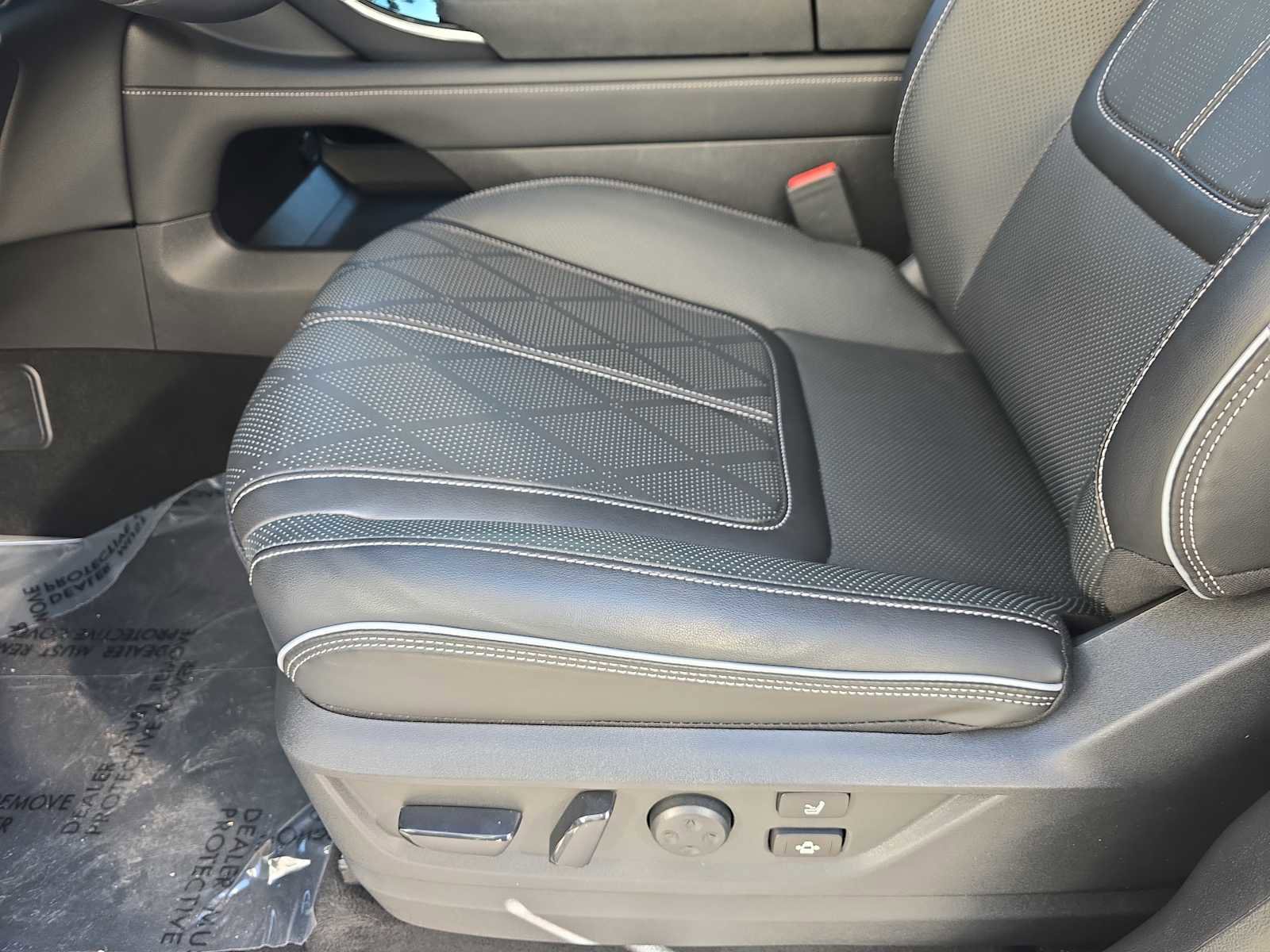 Certified 2025 INFINITI QX80 Sensory image 18