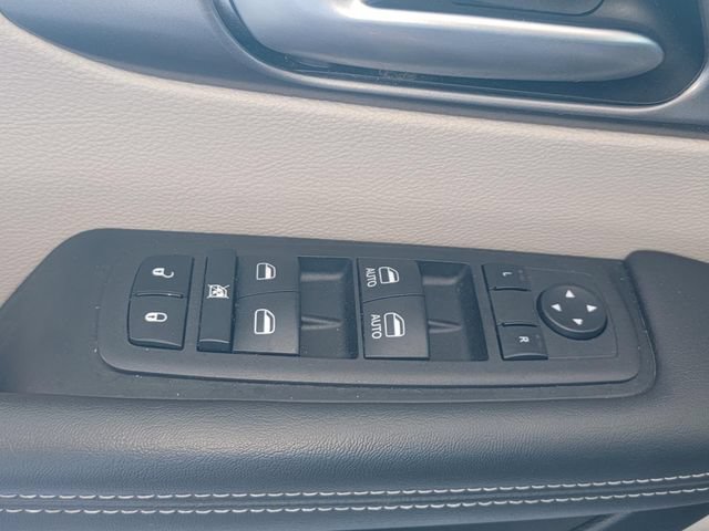 Used 2023 Chrysler Pacifica Touring-L FWD image 30