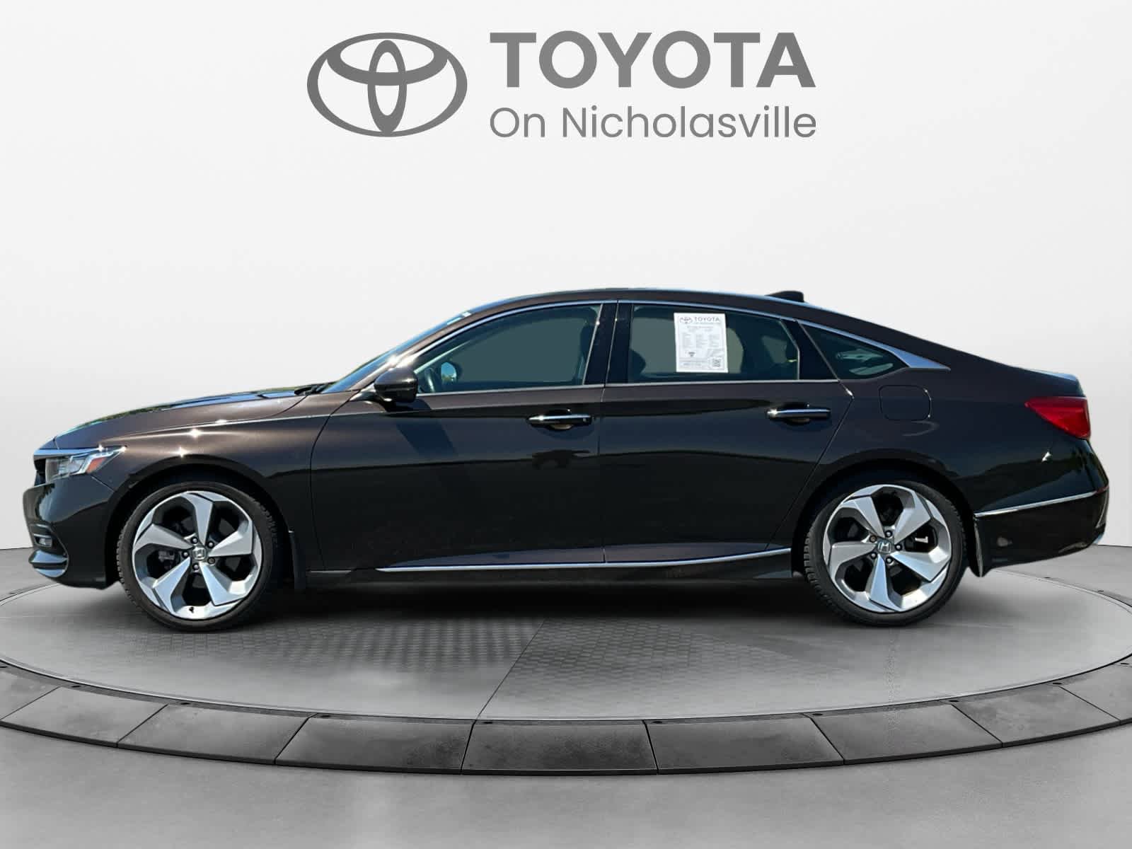 Used 2018 Honda Accord Touring image 3
