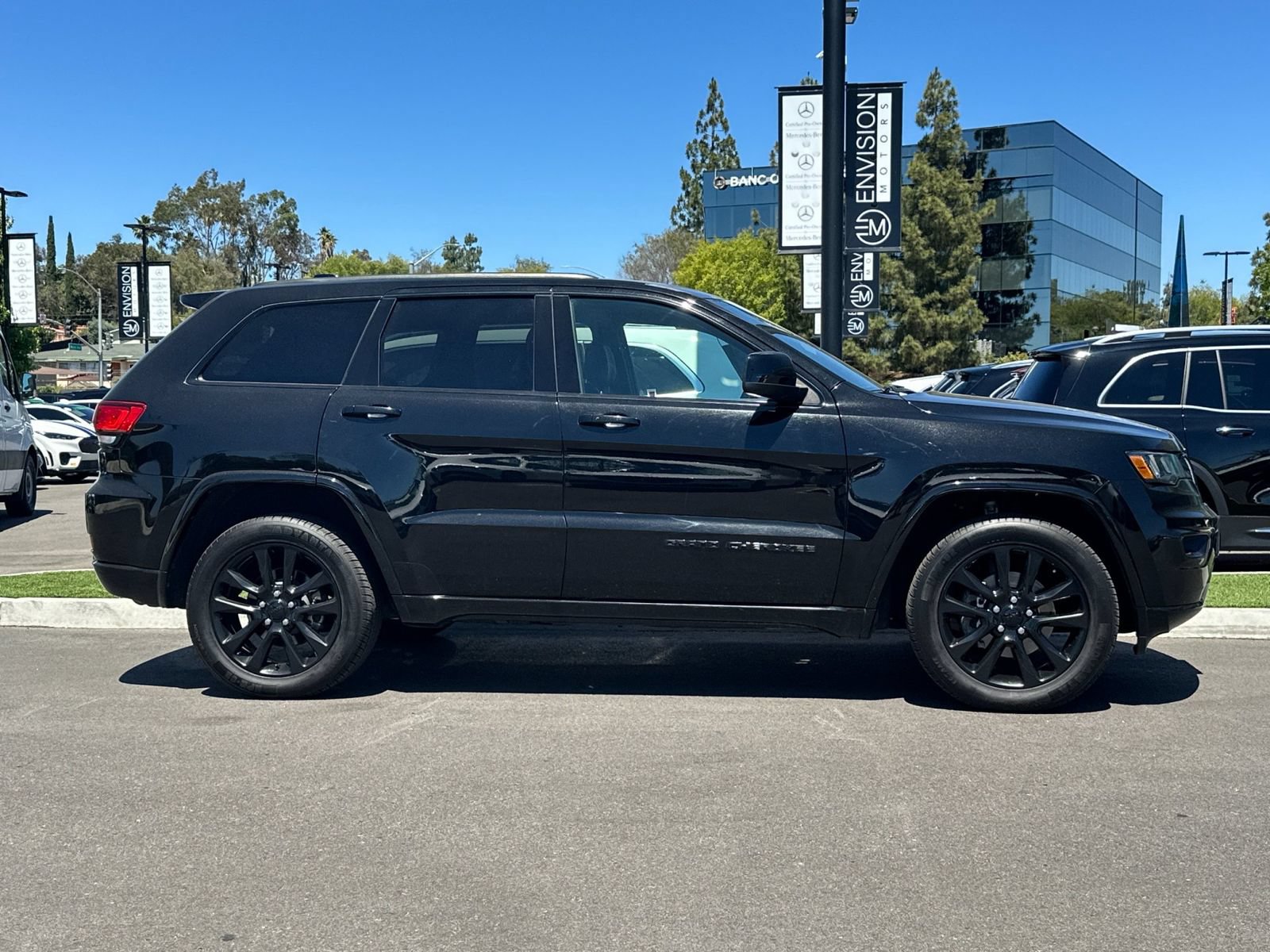 Used 2018 Jeep Grand Cherokee Altitude AWD/4WD image 2