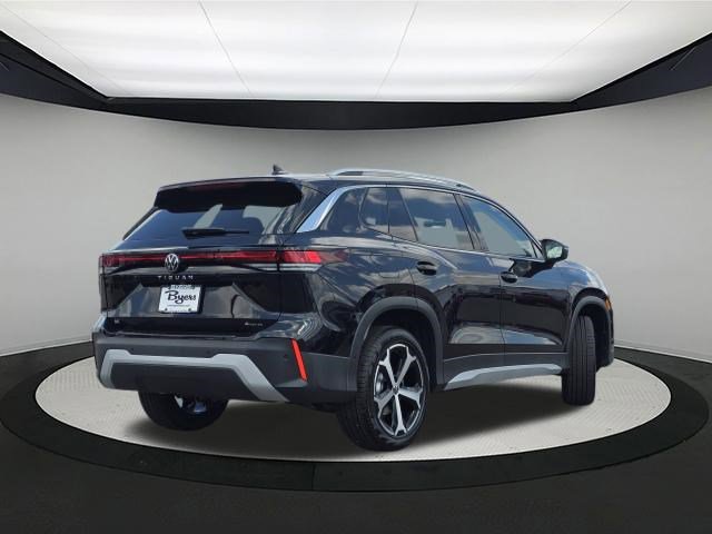 New 2025 Volkswagen Tiguan SE image 7