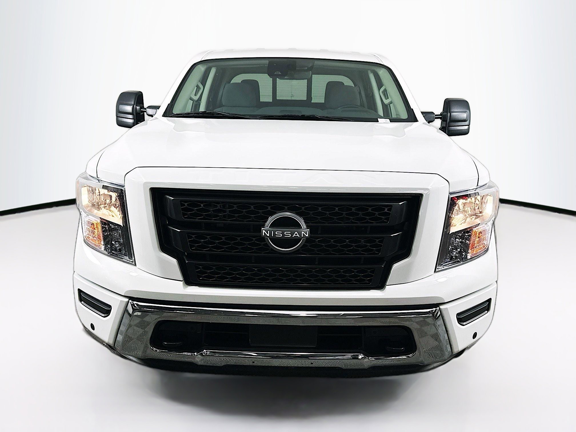 Used 2024 Nissan Titan SV w/ SV Convenience Package image 2