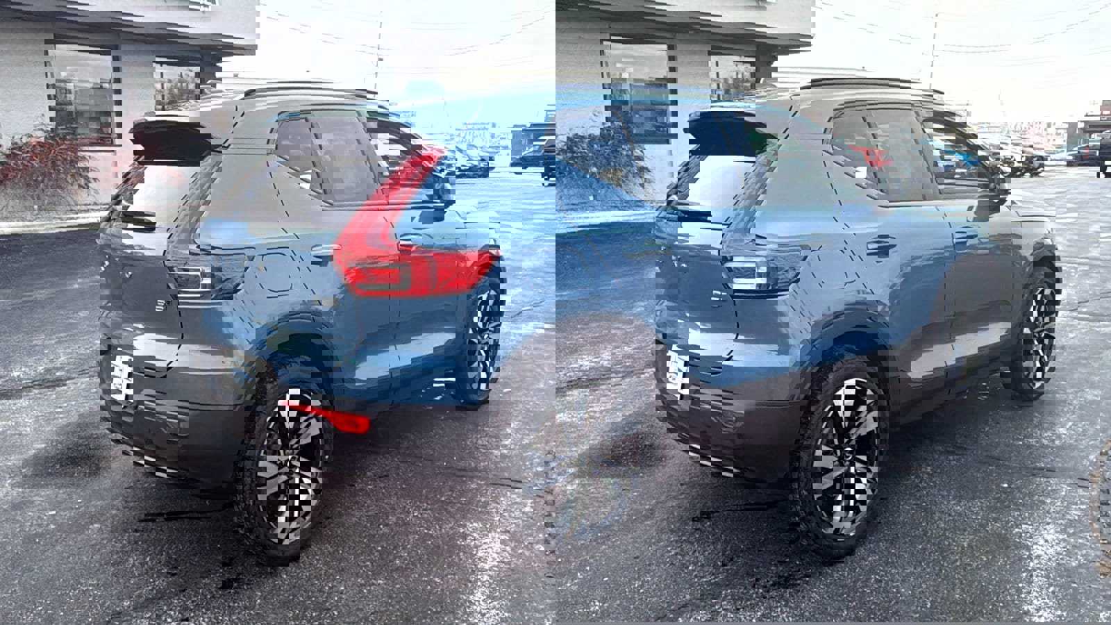 Used 2023 Volvo XC40 B5 Plus w/ Climate Package image 5