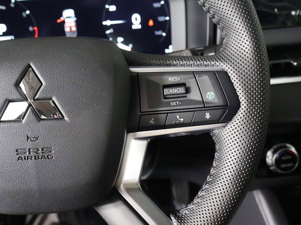 New 2025 Mitsubishi Outlander SE image 47