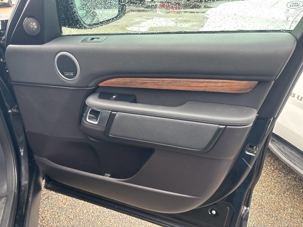 Used 2017 Land Rover Discovery HSE image 19