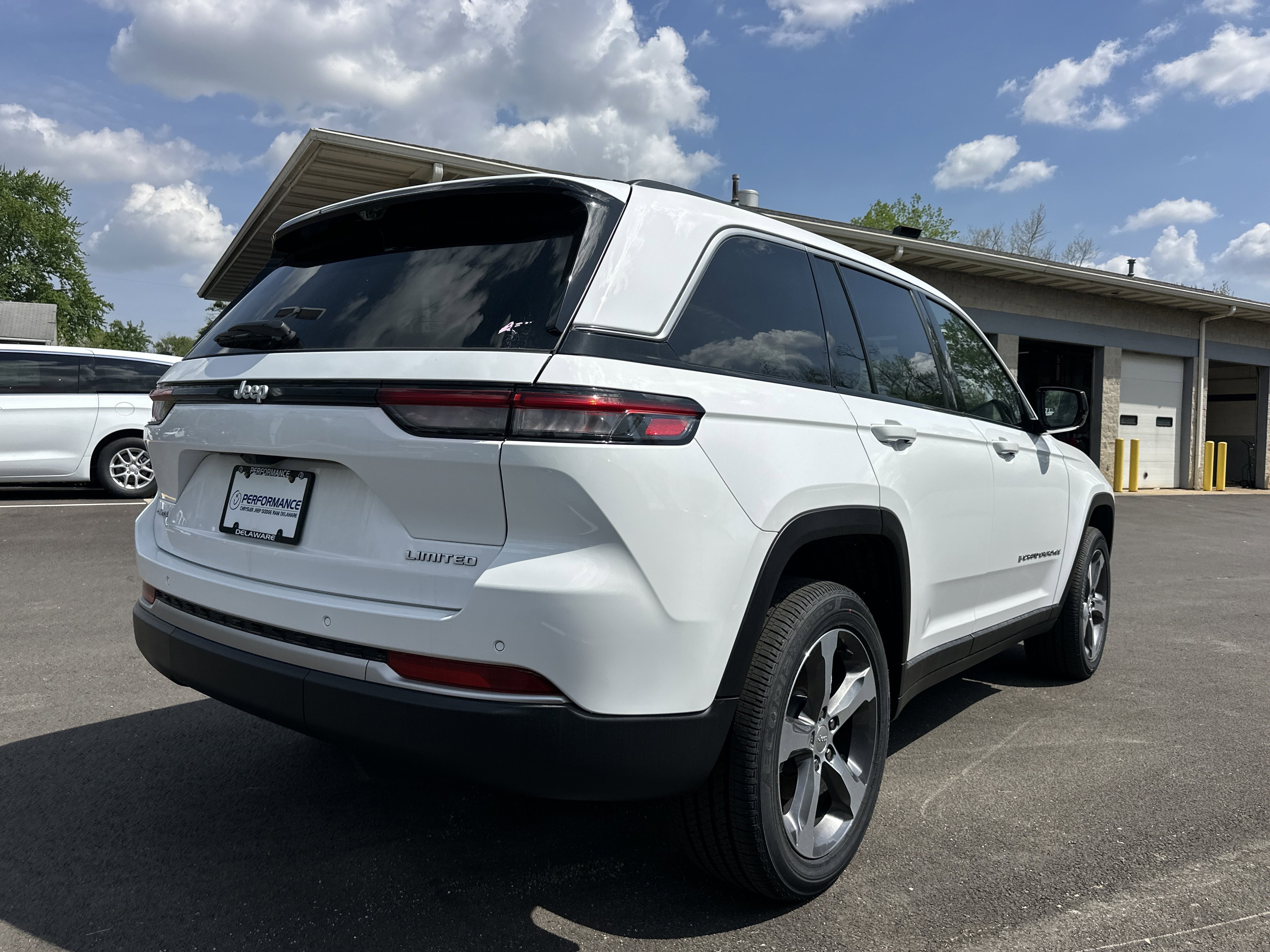 New 2026 Jeep Grand Cherokee Limited w/ Luxury Tech Group II AWD/4WD image 14