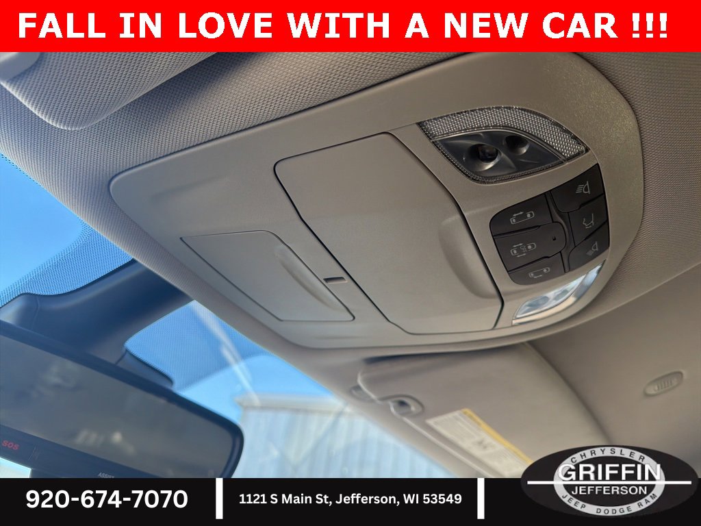 Used 2024 Chrysler Pacifica Select image 28
