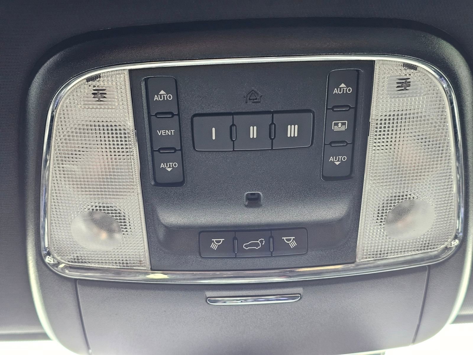 Used 2020 Jeep Grand Cherokee Limited w/ Luxury Group II image 18