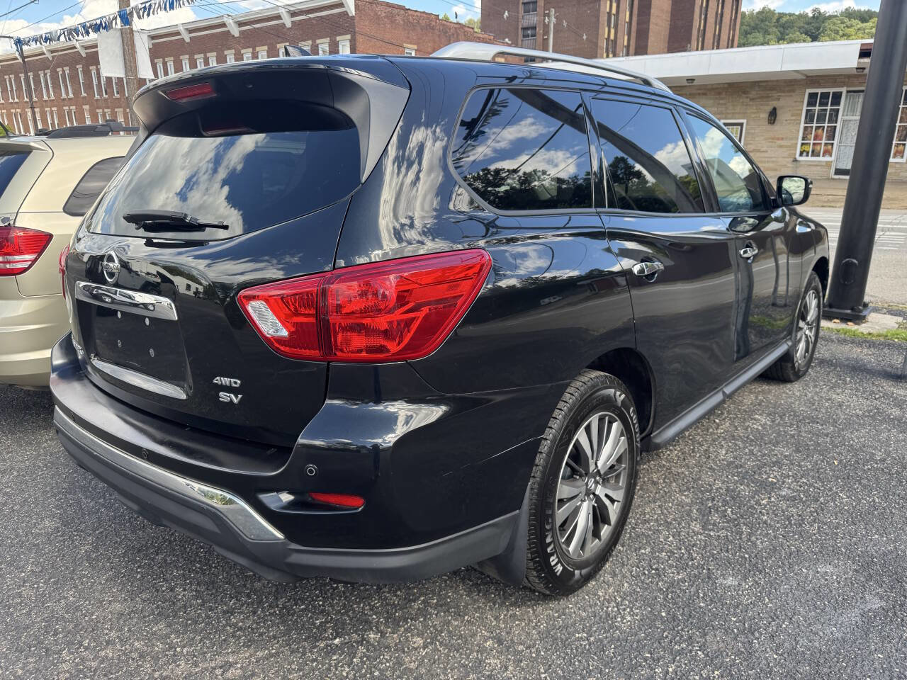 Used 2019 Nissan Pathfinder SV image 2