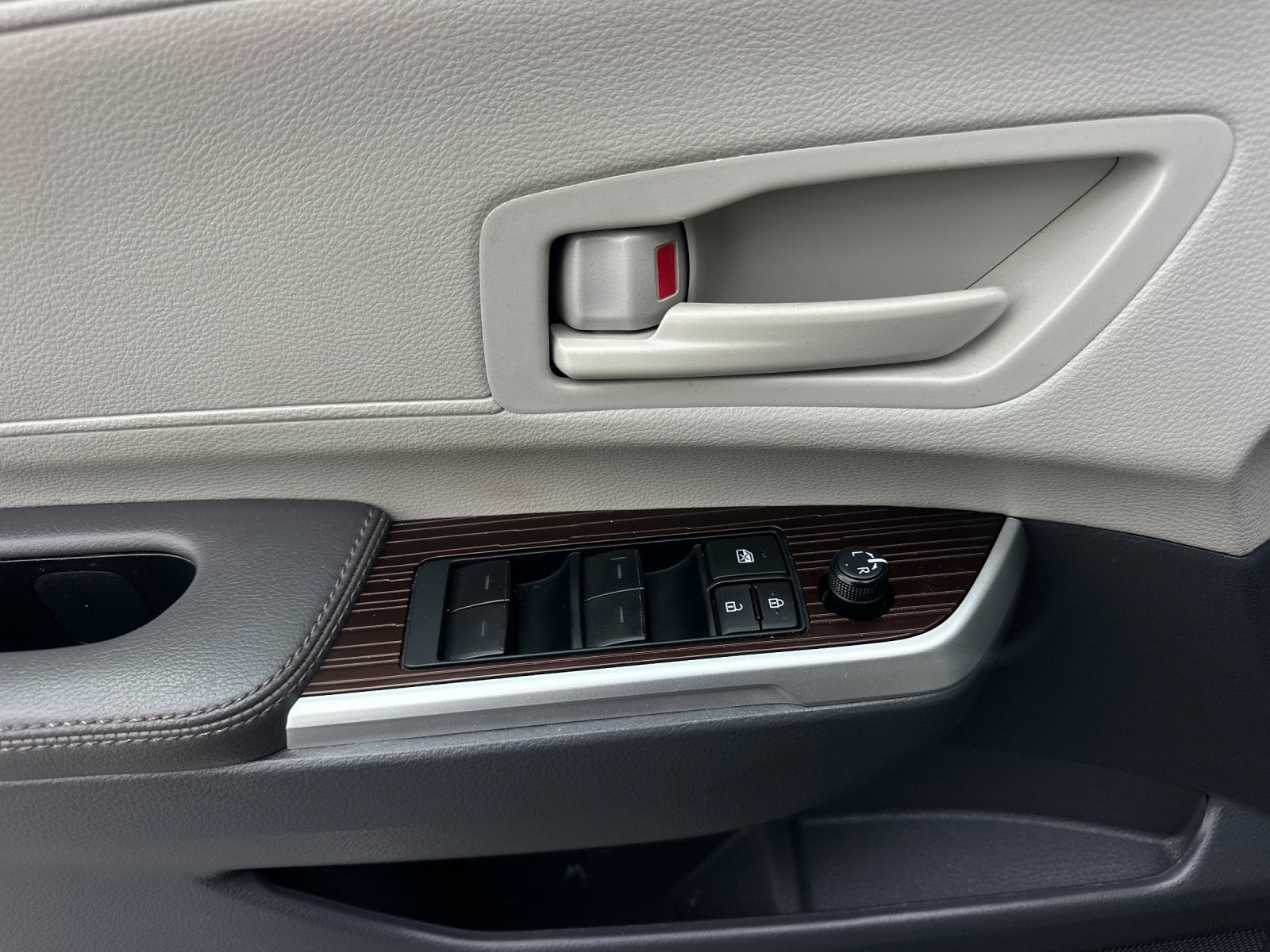 Used 2024 Toyota Sienna LE FWD image 10