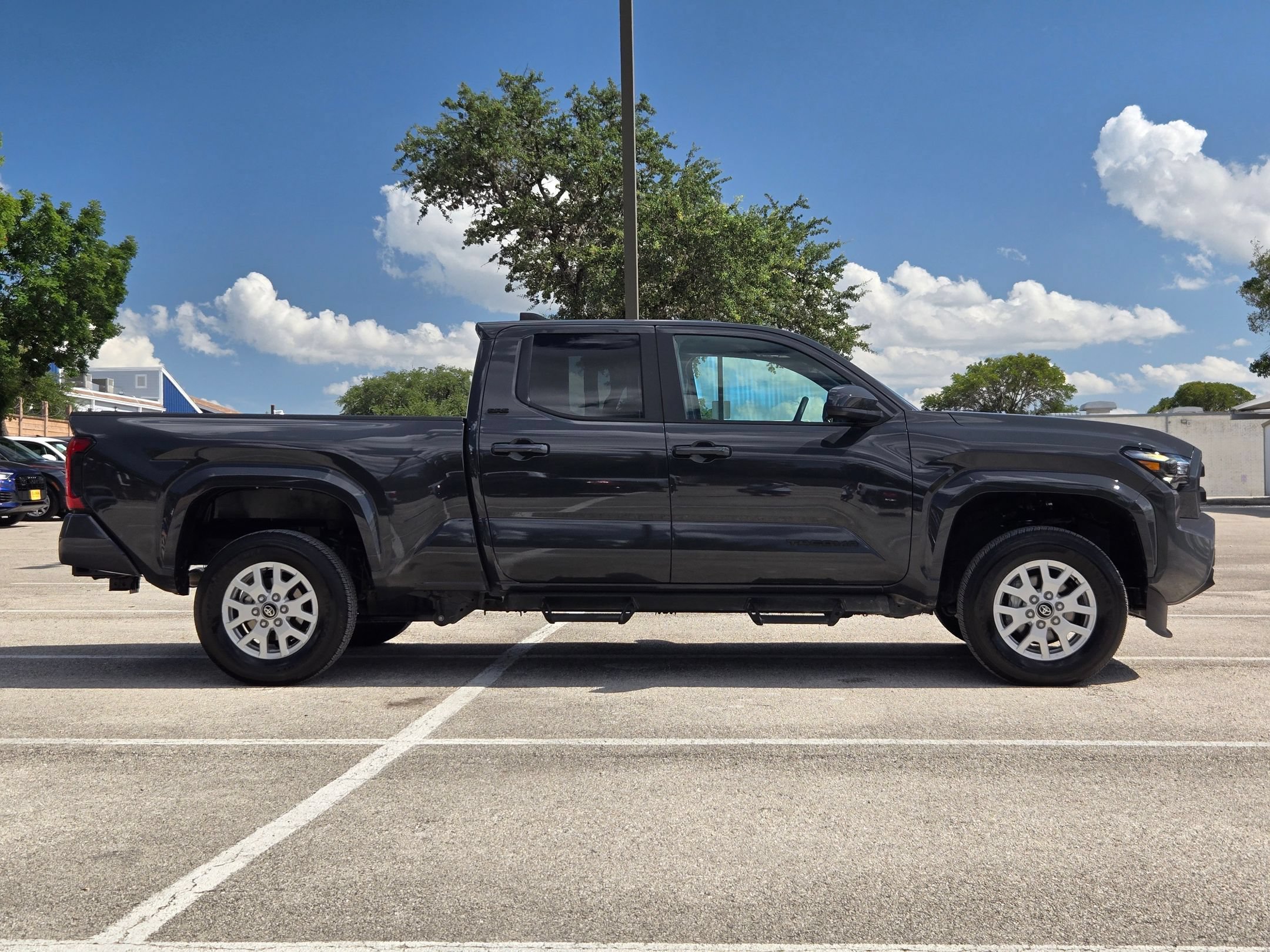Used 2025 Toyota Tacoma SR5 AWD/4WD image 2