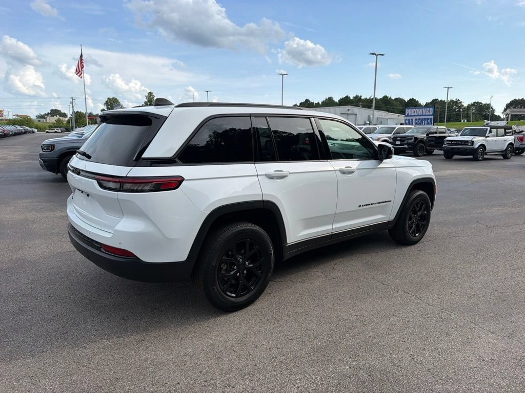 Used 2025 Jeep Grand Cherokee Altitude AWD/4WD image 3
