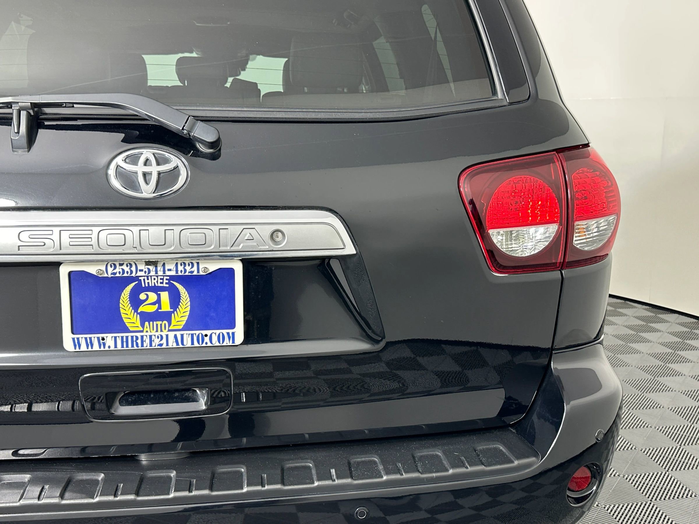 Used 2018 Toyota Sequoia Limited image 12