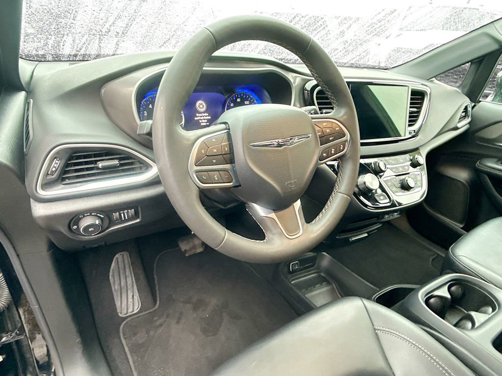 Used 2025 Chrysler Pacifica Select image 12