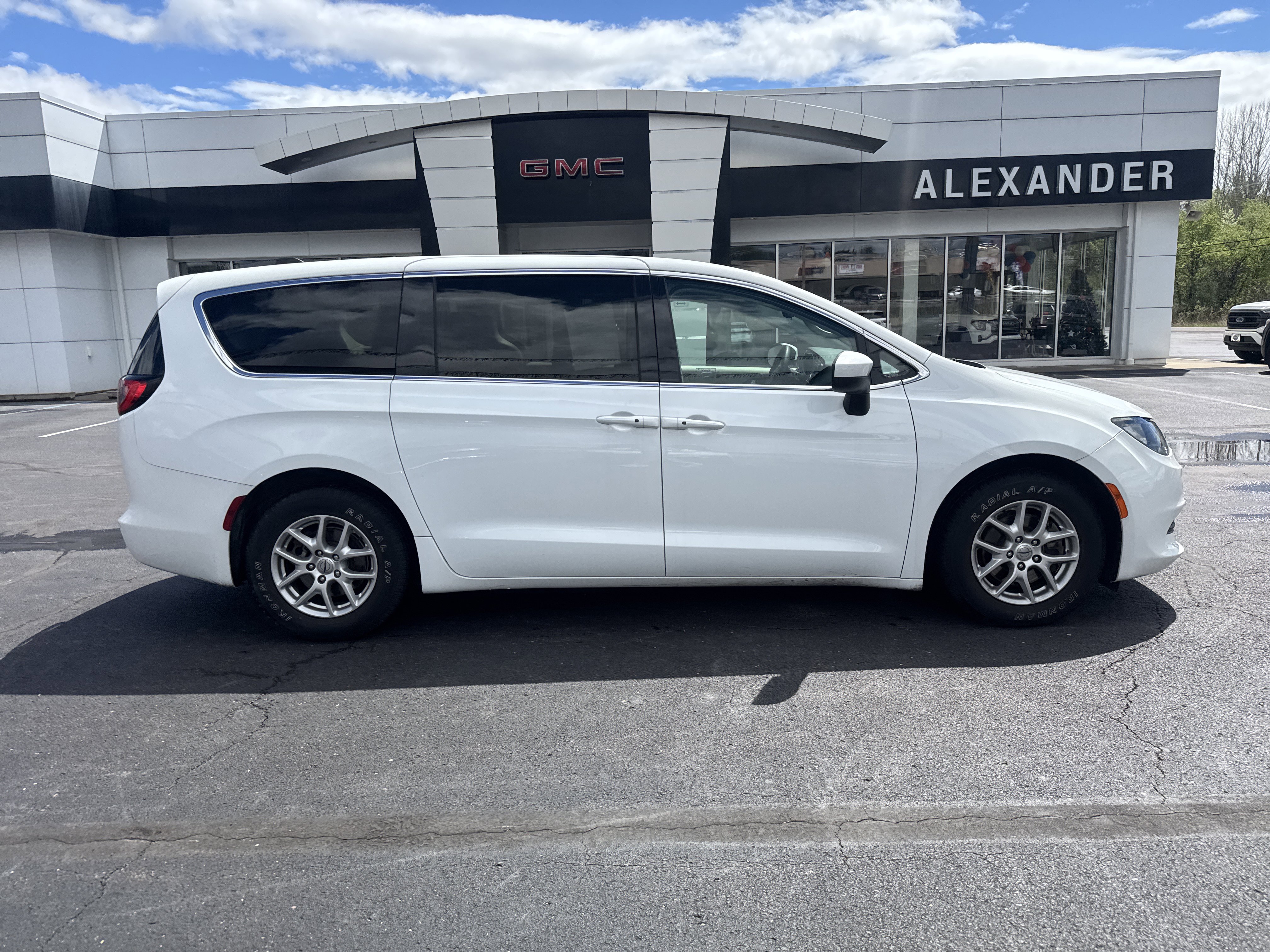 Used 2023 Chrysler Voyager LX image 2