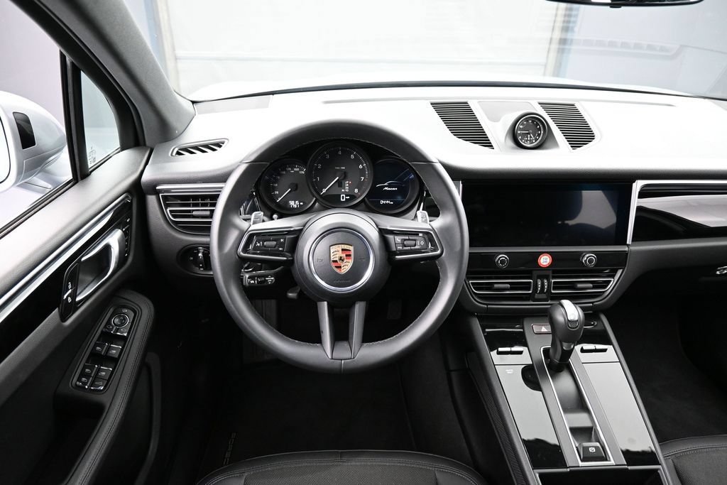 Certified 2025 Porsche Macan AWD/4WD image 17