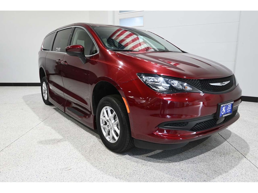 Used 2023 Chrysler Voyager LX FWD image 3