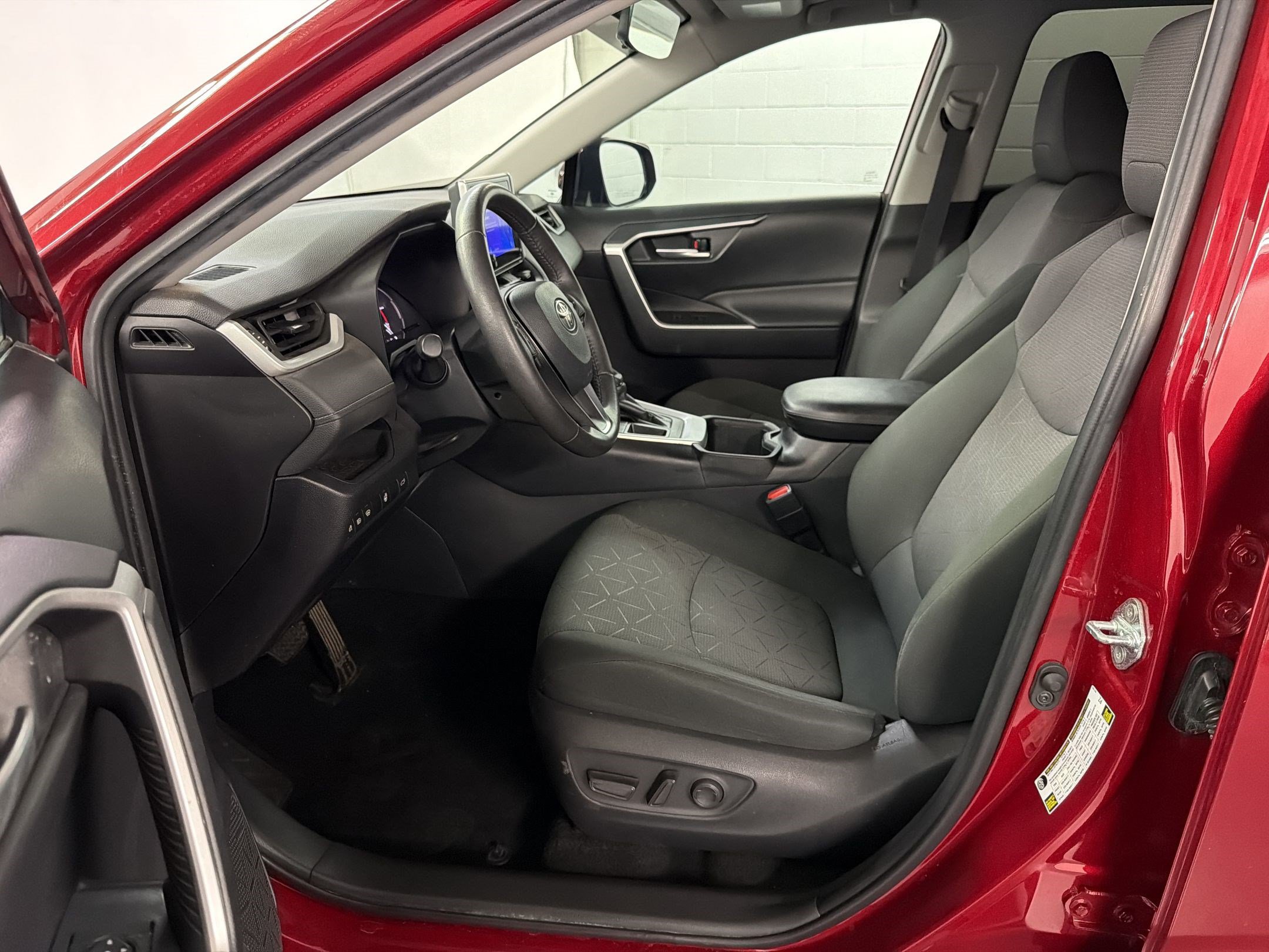 Used 2024 Toyota RAV4 XLE w/ Convenience Package FWD image 5